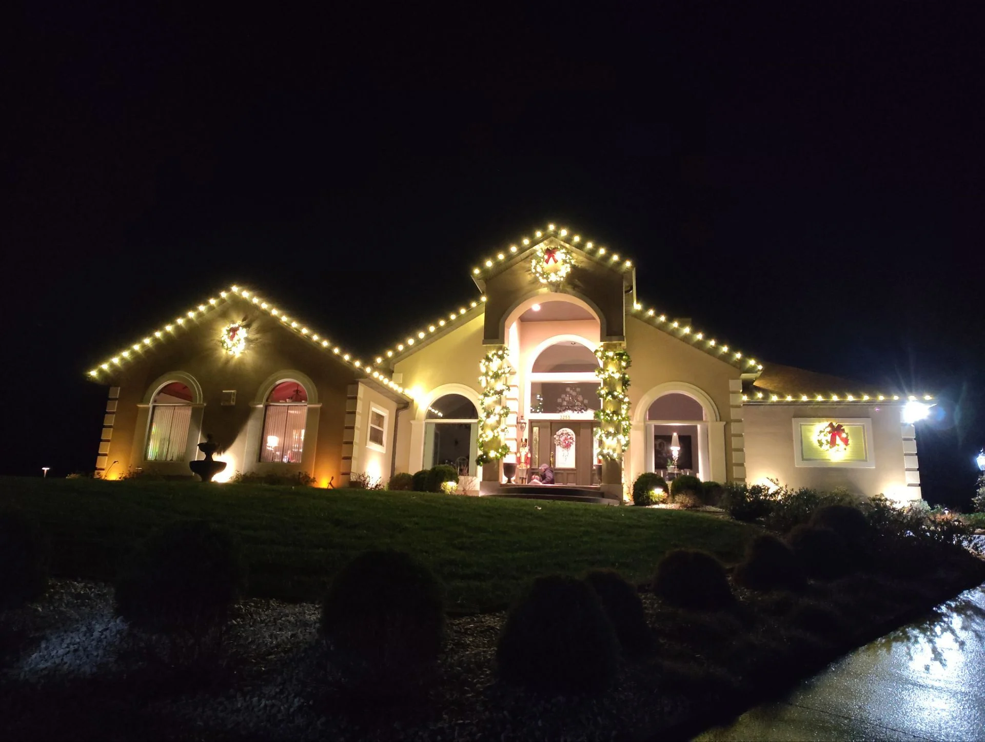 Kodak TN Home Sparkles with Christmas Lights!